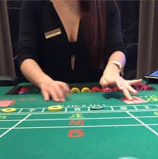 Menu live casino makwin88 di browser iOS dengan pilihan meja Sic Bo